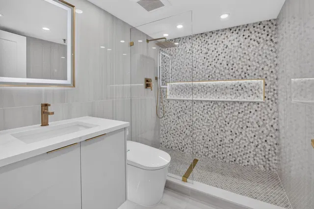 Unit 421 photo 14