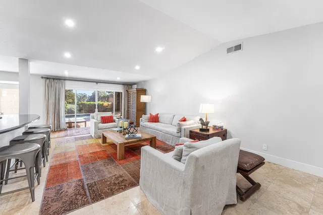 Residence photo 3