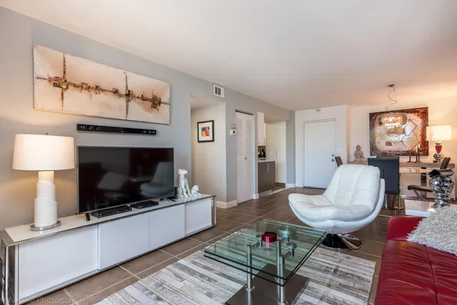 Unit 4306 photo 3