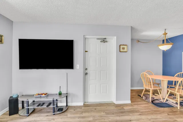 Unit E2 photo 5