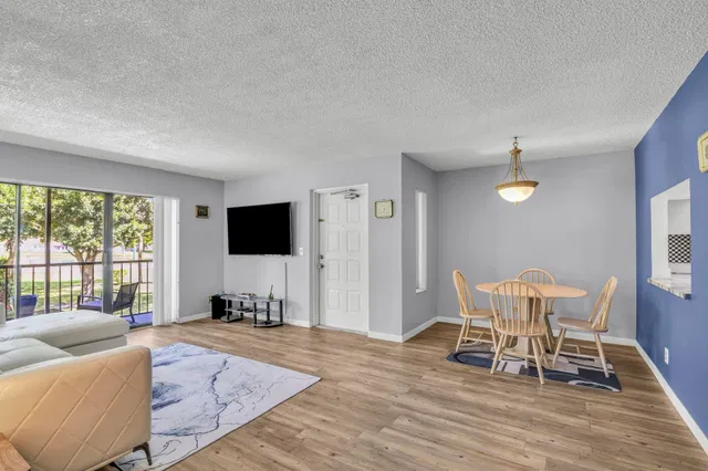 Unit E2 photo 9