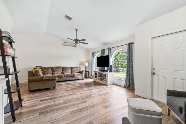 Residence photo 2