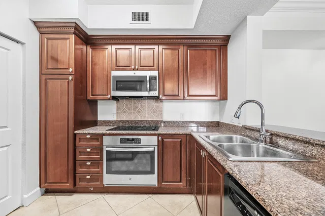 Renaissance Commons I Unit 2421 photo 2