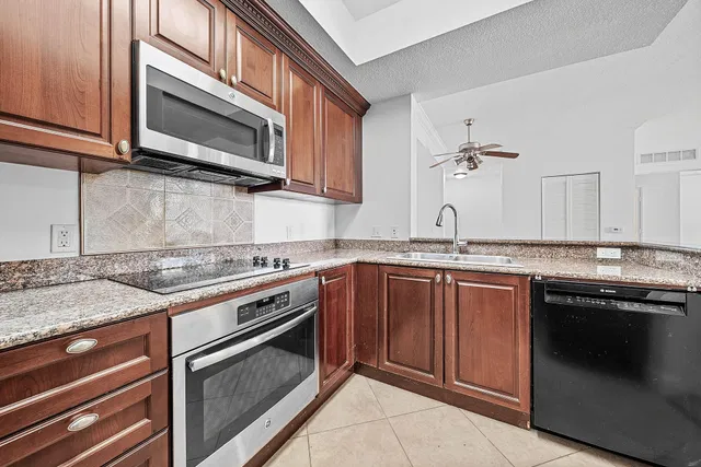 Renaissance Commons I Unit 2421 photo 3