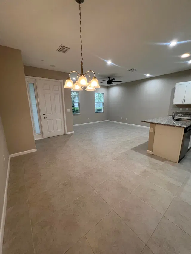 Unit 14404 photo 2
