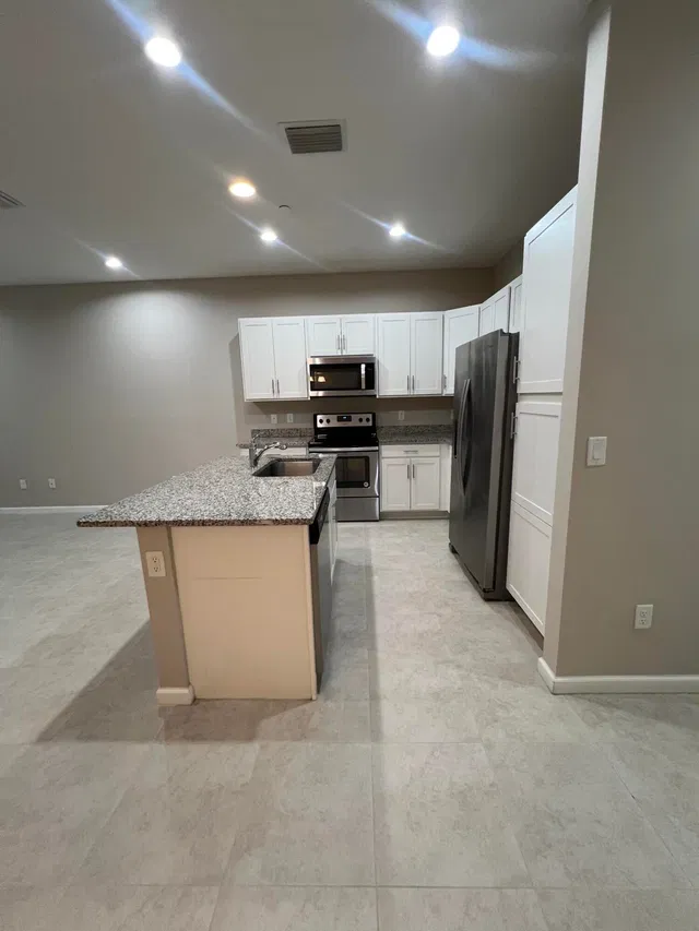 Unit 14404 photo 3