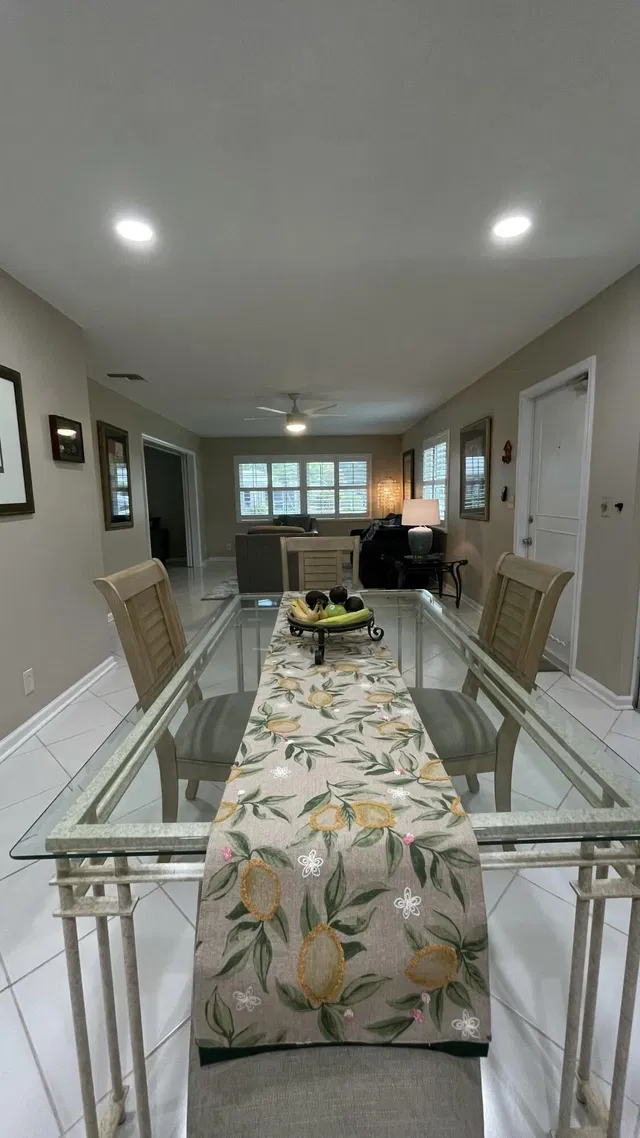 Unit 372 photo 2
