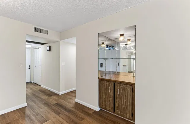 Unit 401 photo 15