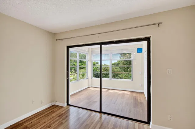 Unit 401 photo 21