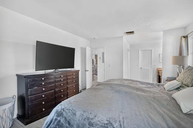 Unit 20 photo 15