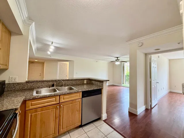 Unit 105 photo 9