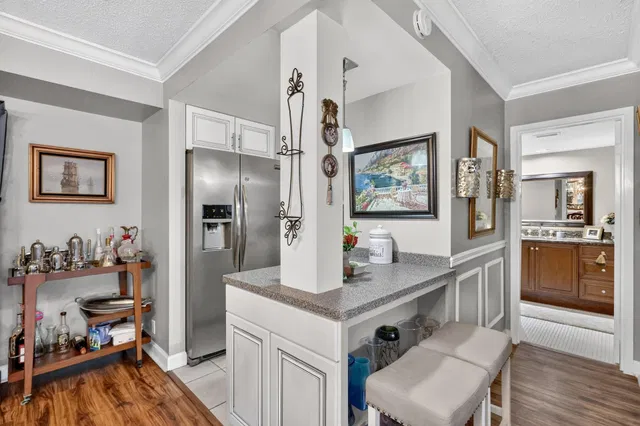 Unit 220 N photo 3