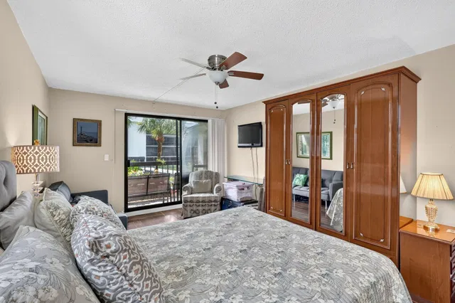 Unit 220 N photo 6