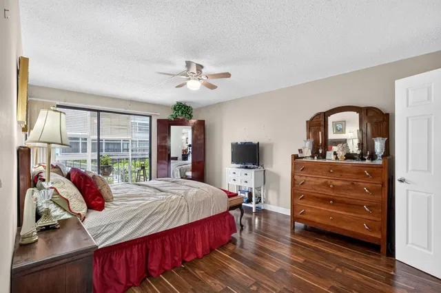 Unit 220 N photo 8