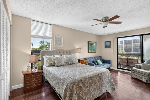 Unit 220 N photo 9