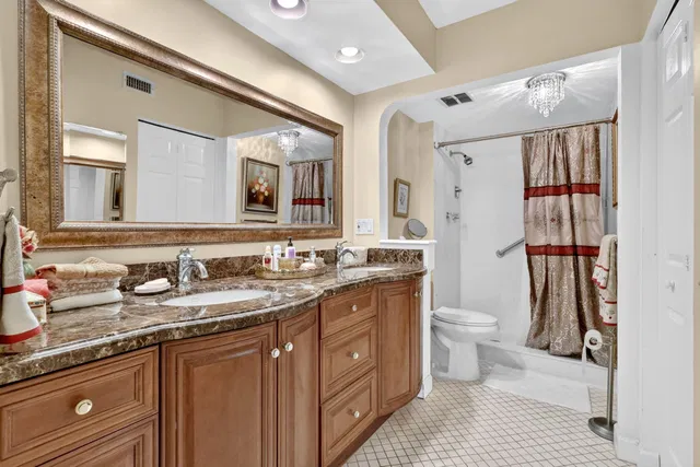 Unit 220 N photo 10