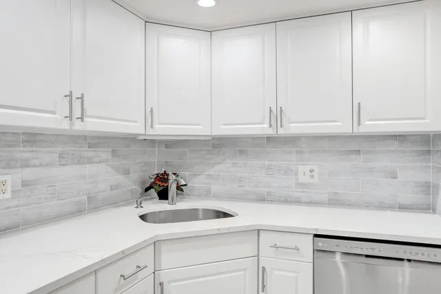 Unit 405 photo 8