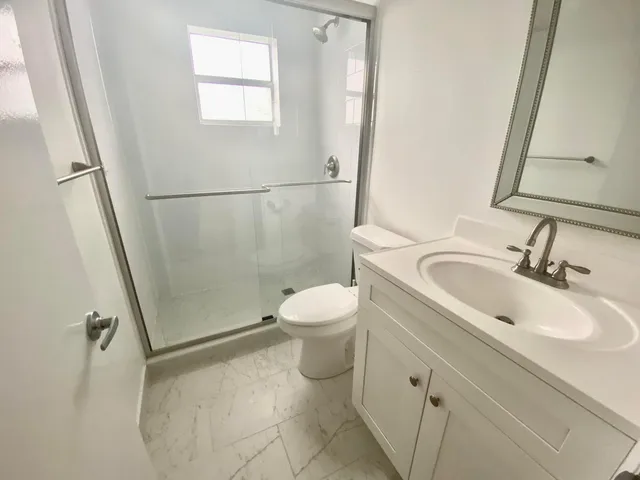 Unit 418 photo 19
