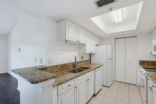 Unit 417 photo 3