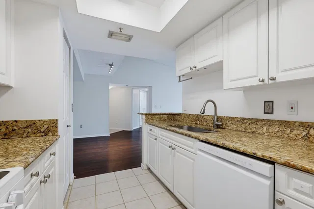 Unit 417 photo 4