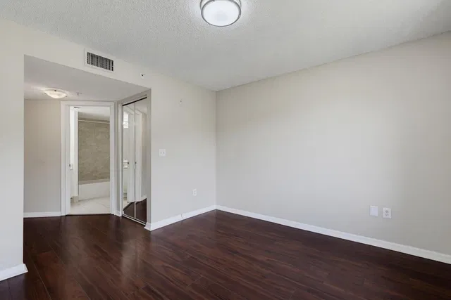 Unit 417 photo 5