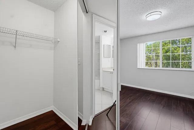 Unit 417 photo 8