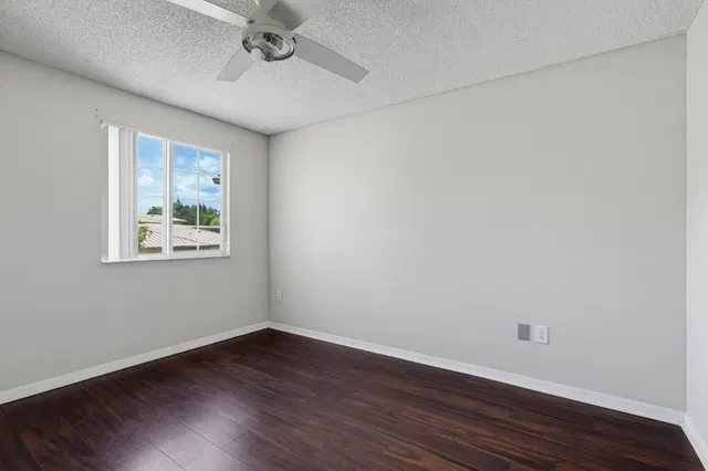Unit 417 photo 9