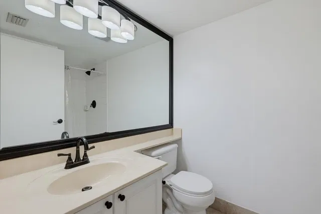Unit 417 photo 10
