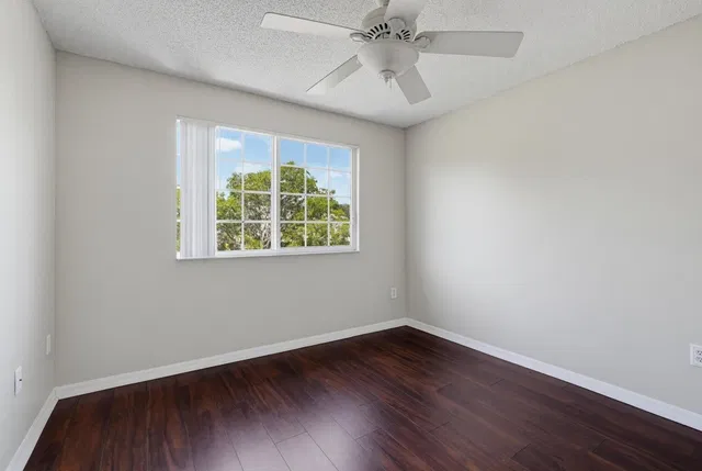 Unit 417 photo 12