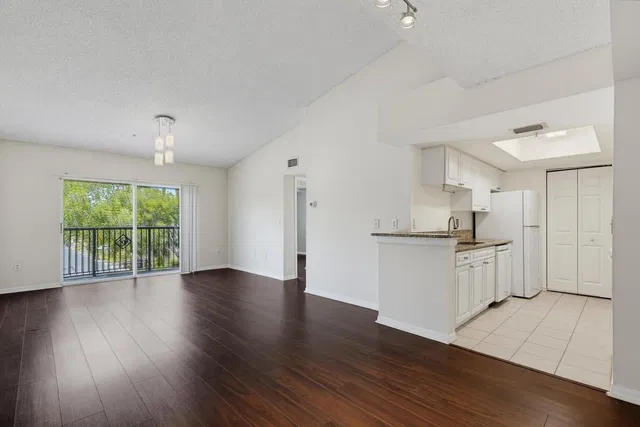 Unit 417 photo 24