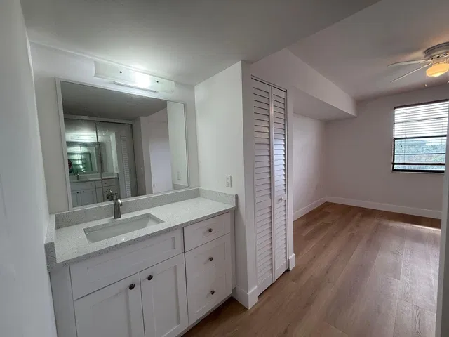 Unit 404 photo 12