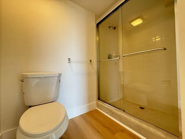Unit 404 photo 13