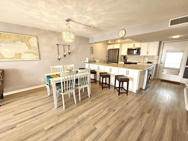 Unit 411 photo 10
