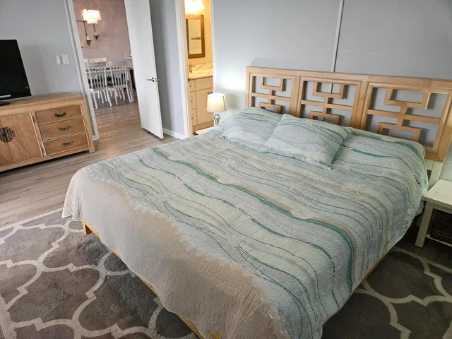 Unit 411 photo 23