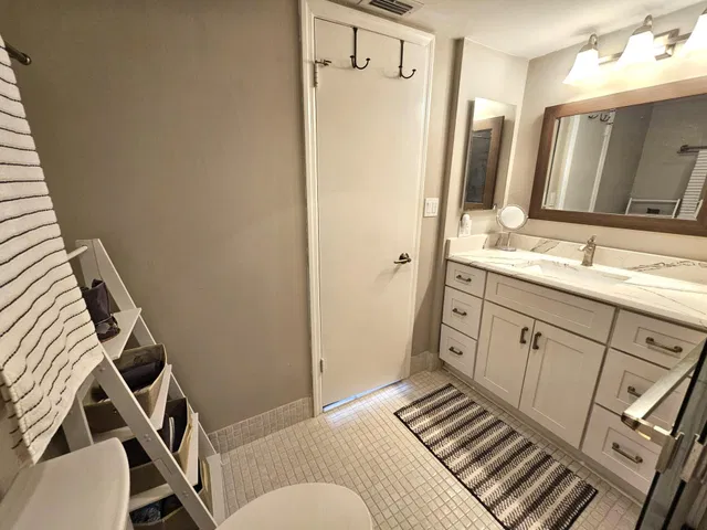Unit 411 photo 25
