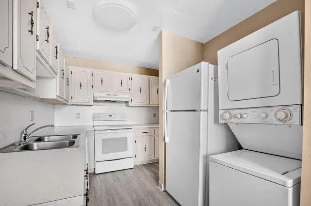 Unit 204 photo 8