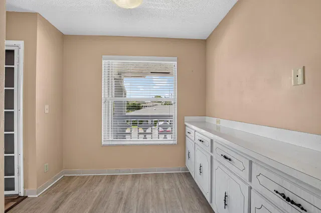 Unit 204 photo 11