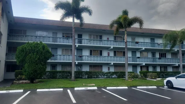 Unit 310 photo 4