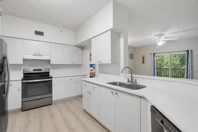 Unit 306 photo 5