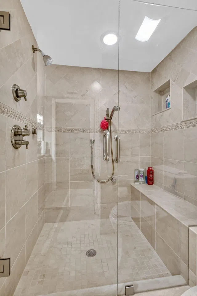 Unit H1 photo 17