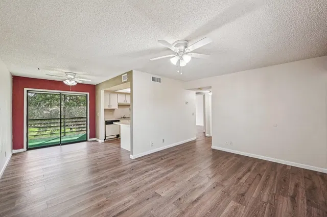 Unit 4682 photo 8