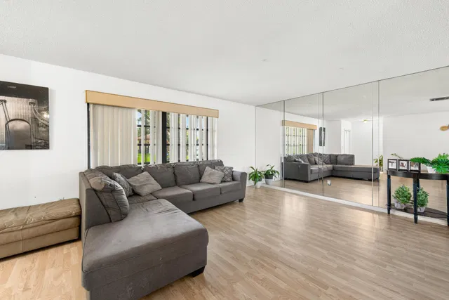 Residence photo 5