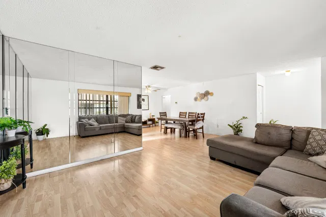 Residence photo 6