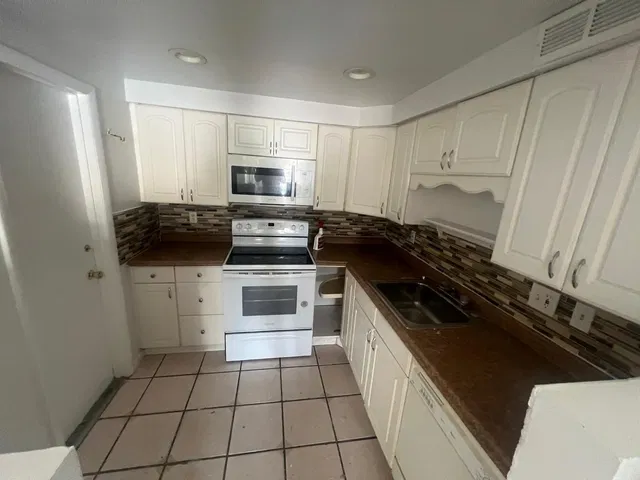 Unit 0110 photo 2