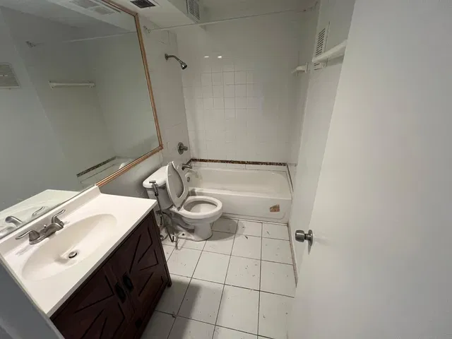 Unit 0110 photo 8