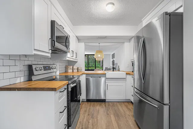  Unit 1030 photo 4