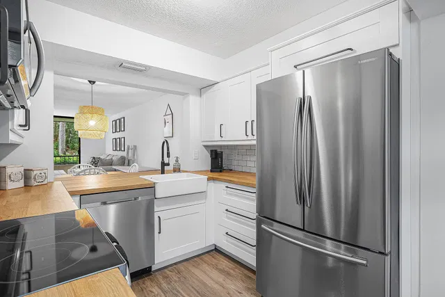  Unit 1030 photo 6