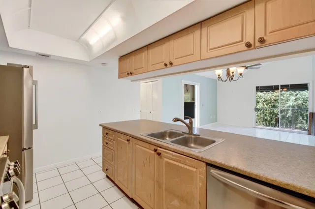 Unit 179 photo 16