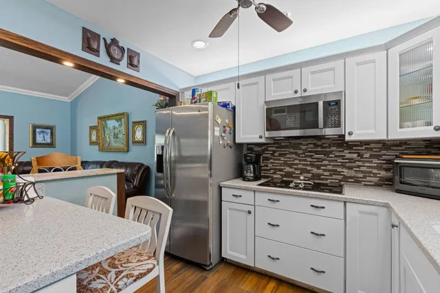 Unit 115 photo 13
