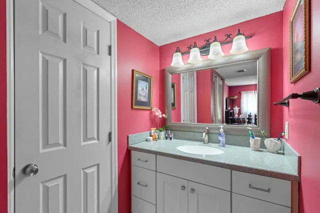 Unit 115 photo 18